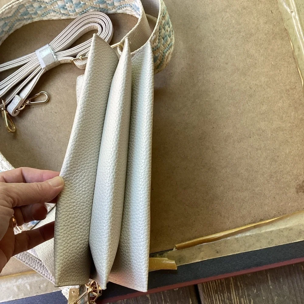 Unbranded off white three compartment bag with three removable straps